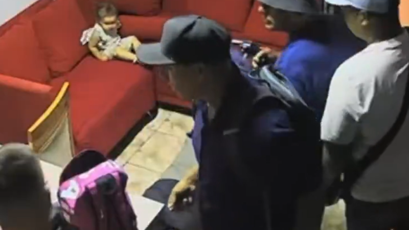 Ladrones sin límites: le apuntaron en la cabeza a una bebé