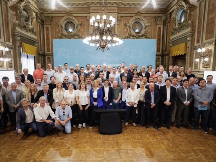 Kicillof sumó a los intendentes radicales en su reclamo a la Nación