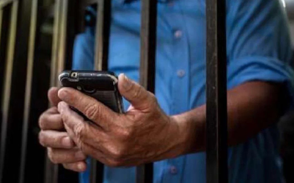 Autorizan el bloqueo de celulares en las cárceles