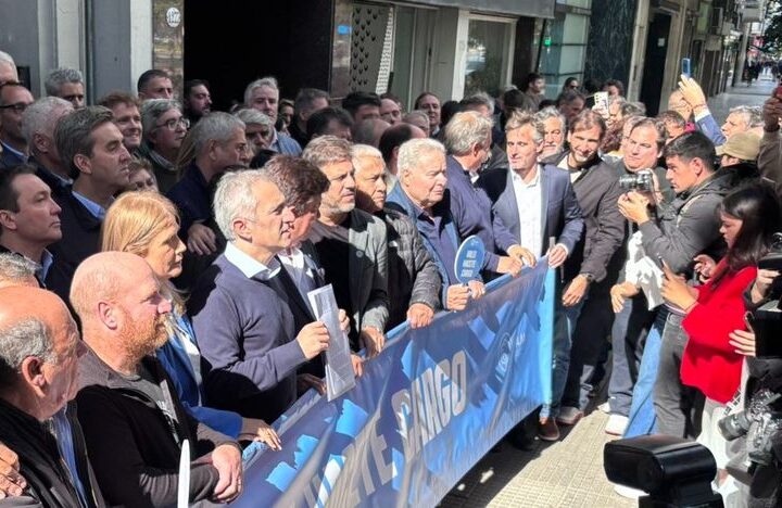 La marcha de los intendentes
