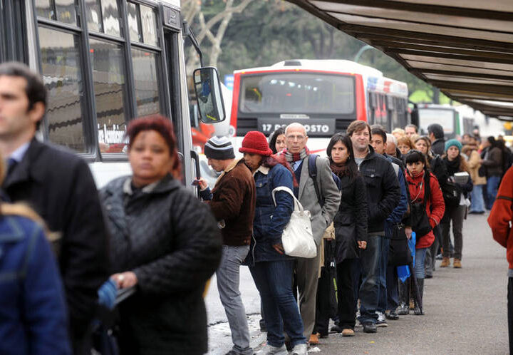 La pesadilla de tomar un colectivo: menos frecuencia y caos en las paradas