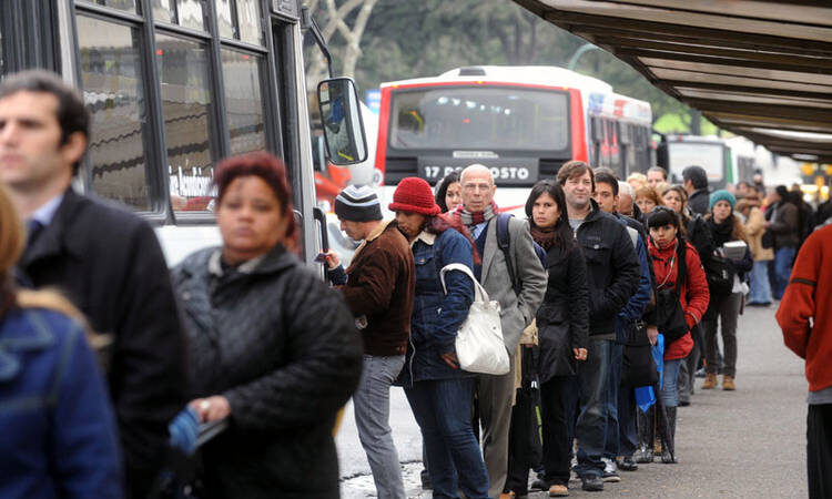 La pesadilla de tomar un colectivo: menos frecuencia y caos en las paradas