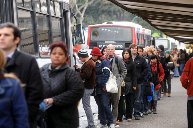 La pesadilla de tomar un colectivo: menos frecuencia y caos en las paradas