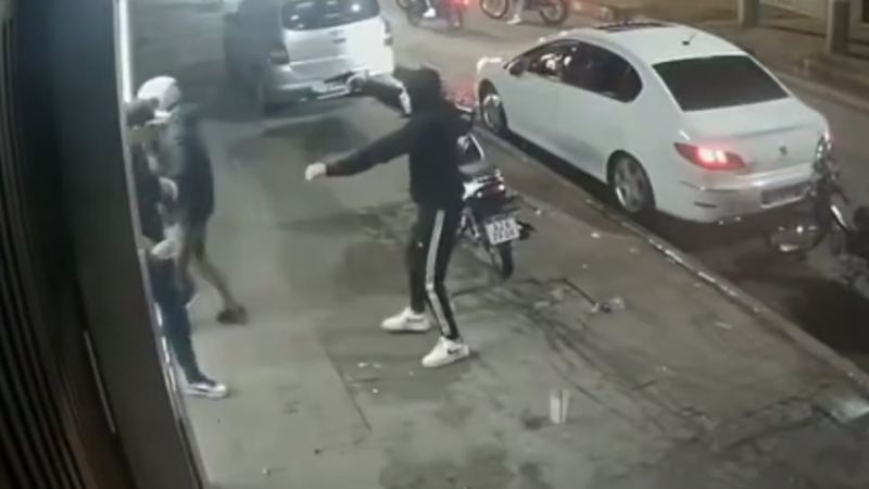 Laferrere: tiros y golpes por la moto