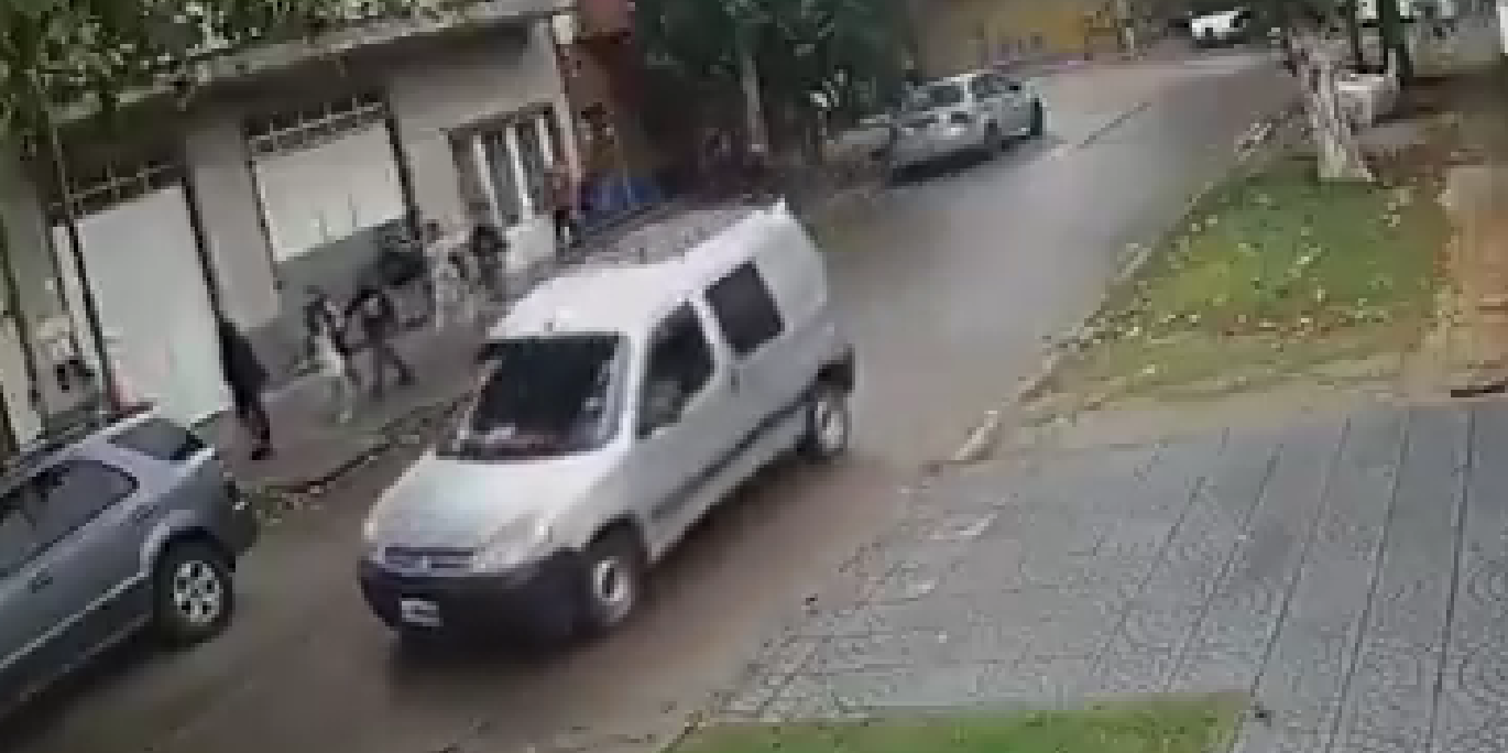 Tiene 15, apuñaló a su novio en la puerta del colegio