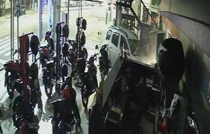 Floresta: una camioneta chocó y se metió a toda velocidad en una concesionaria