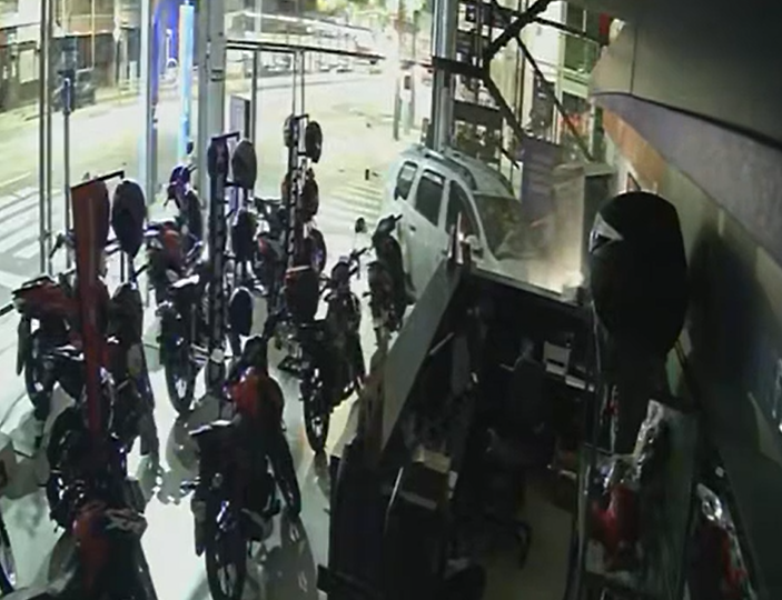 Floresta: una camioneta chocó y se metió a toda velocidad en una concesionaria