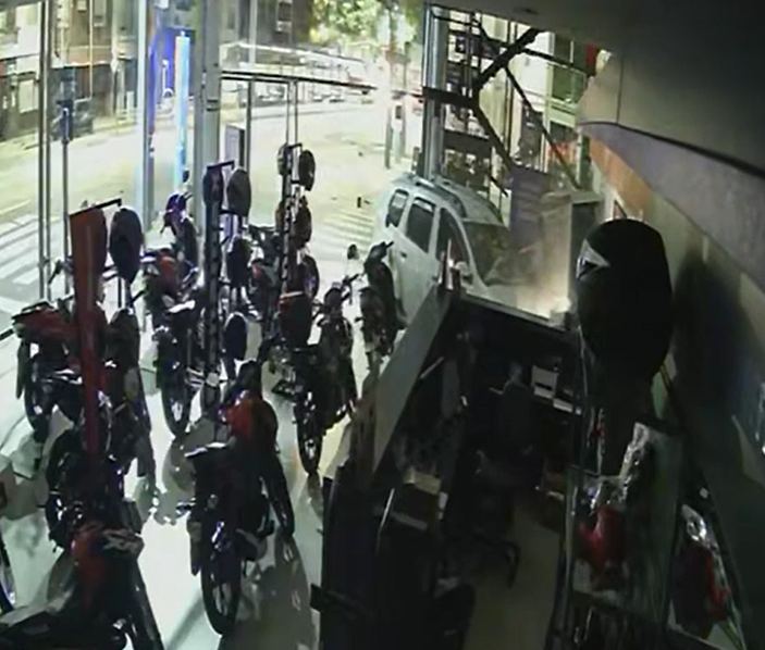 Floresta: una camioneta chocó y se metió a toda velocidad en una concesionaria