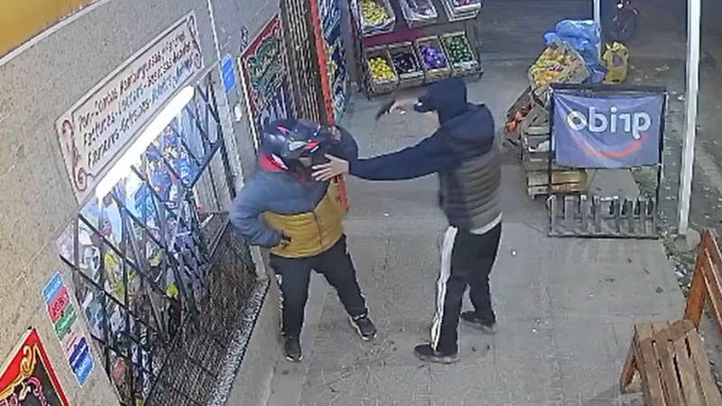 Un ladrón despiadado: le disparó a los pies para robarle la moto