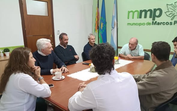 El intendente Ricardo Curutchet junto a la responsable de Economía y Producción, Virginia Goyeneche, recibieron a la empresa Balanz en la cual se suscribió la apertura de cuentas, siendo el primer Municipio de la provincia de Buenos Aires en hacerlo.