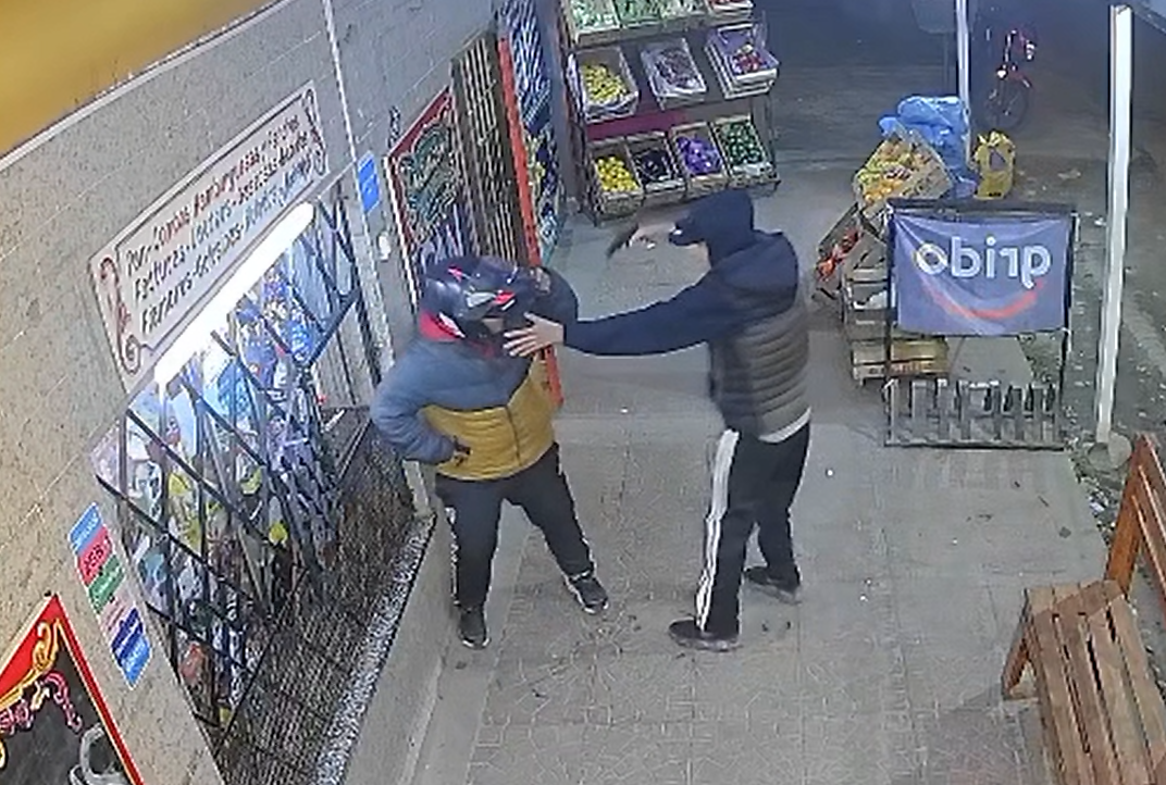 Un ladrón despiadado: le disparó a los pies para robarle la moto