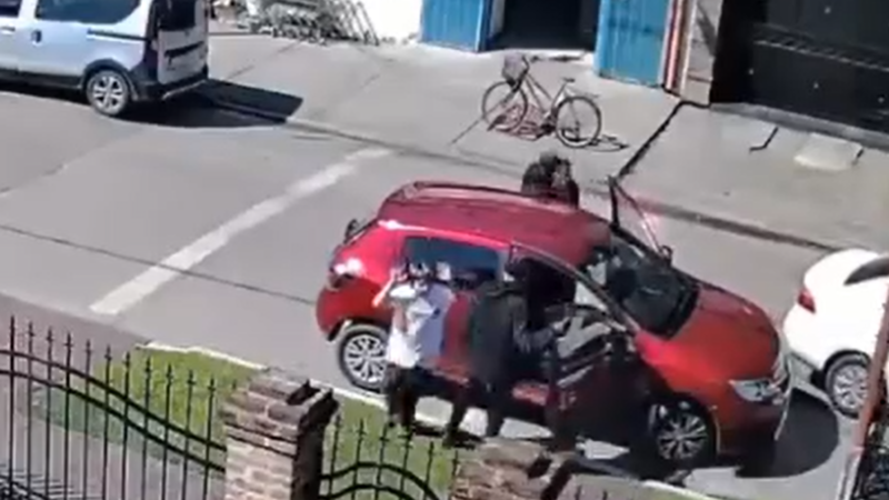 Gonzalez Catán: Les dispararon a una mujer y a su hijo porque no pudieron arrancar el auto