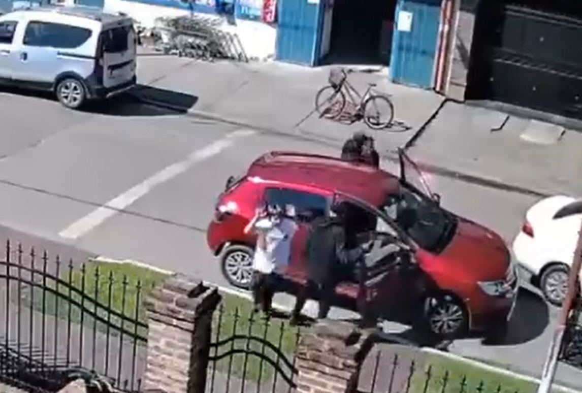 Gonzalez Catán: Les dispararon a una mujer y a su hijo porque no pudieron arrancar el auto