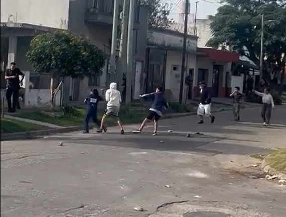 Descontrol total en Quilmes: familias a piedrazos y tiros en la puerta de una escuela