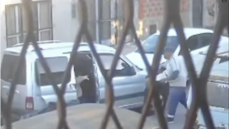 Se desmayó y atropelló a todos en la puerta del jardín