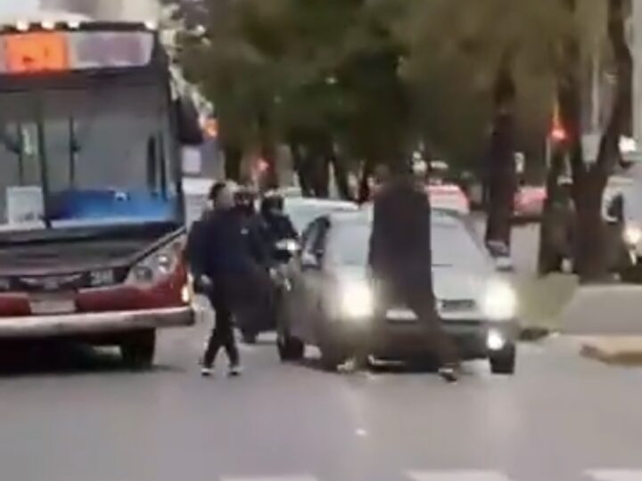 Se pelearon y le tiró el colectivo encima