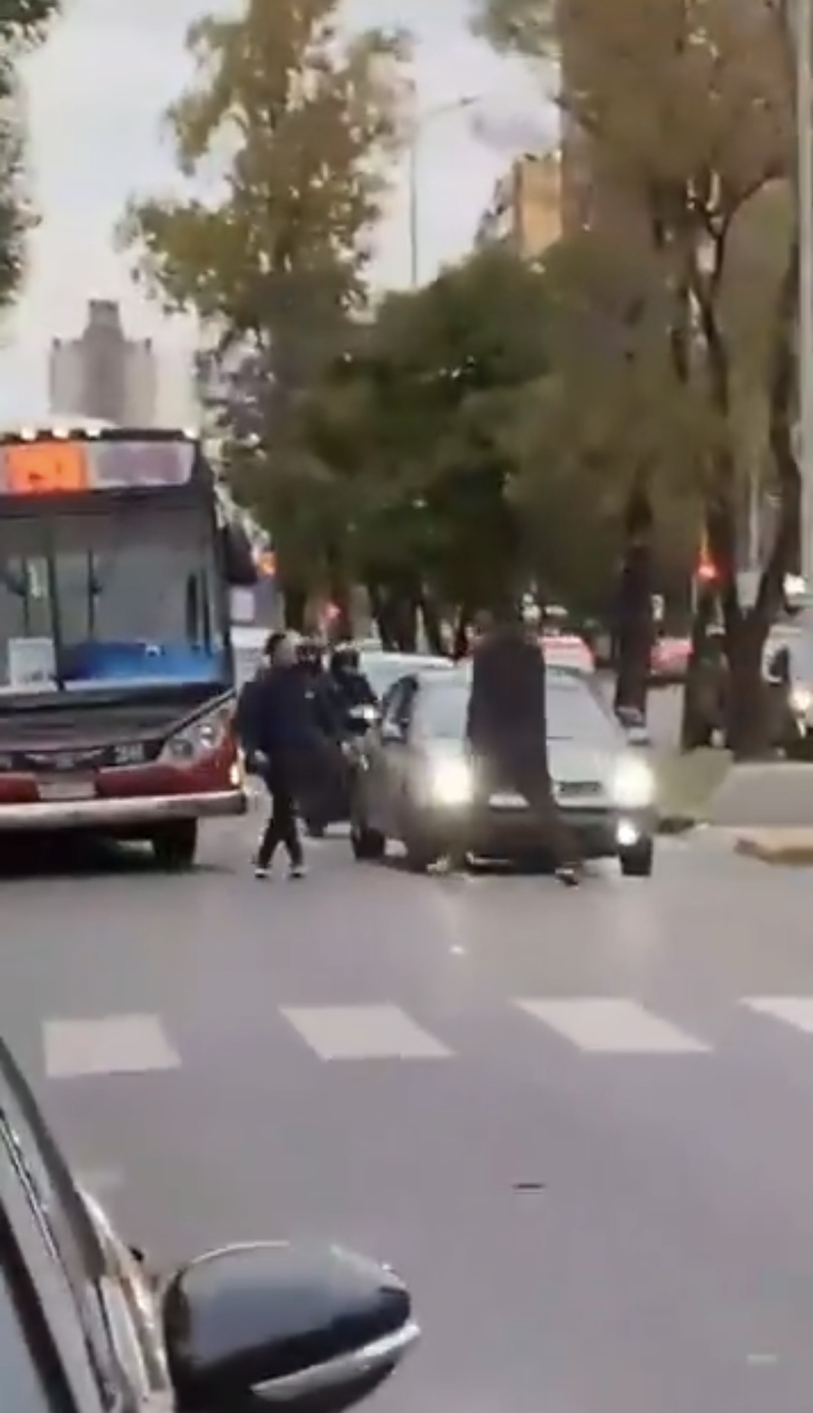 Se pelearon y le tiró el colectivo encima
