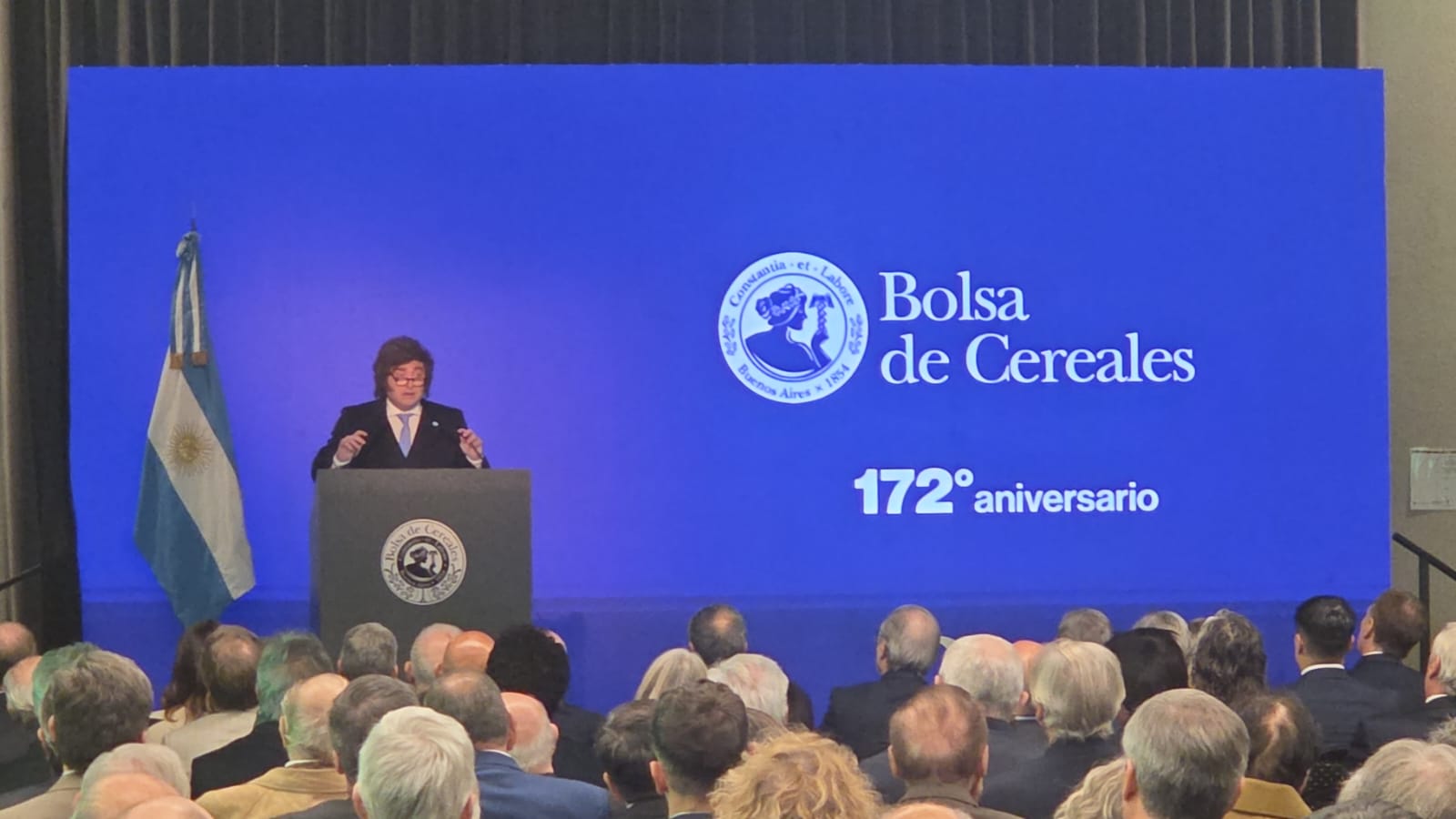 Ante el campo, Milei anunció una baja de retenciones y se vanaglorió de su gobierno