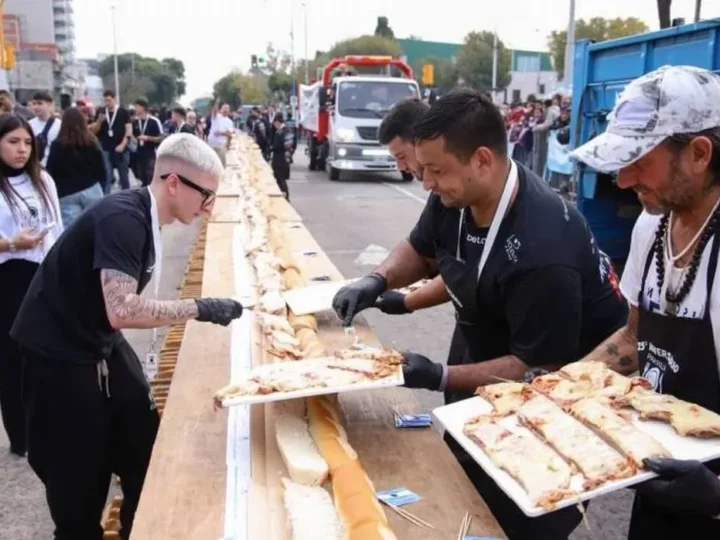 El sándwich de matambre a la pizza más largo del mundo terminó en caos.