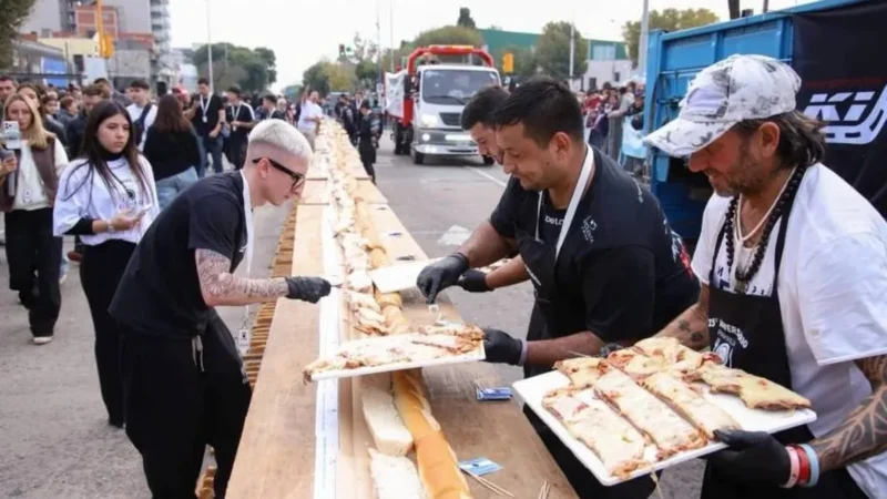 El sándwich de matambre a la pizza más largo del mundo terminó en caos.