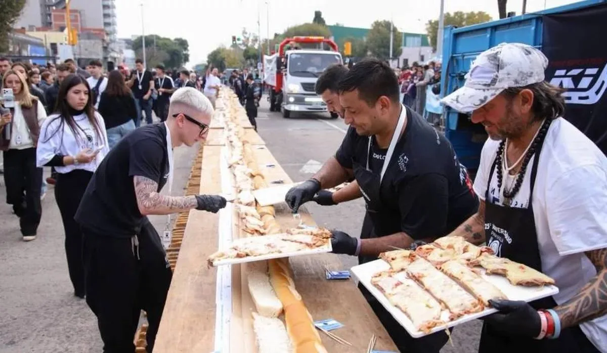 El sándwich de matambre a la pizza más largo del mundo terminó en caos.