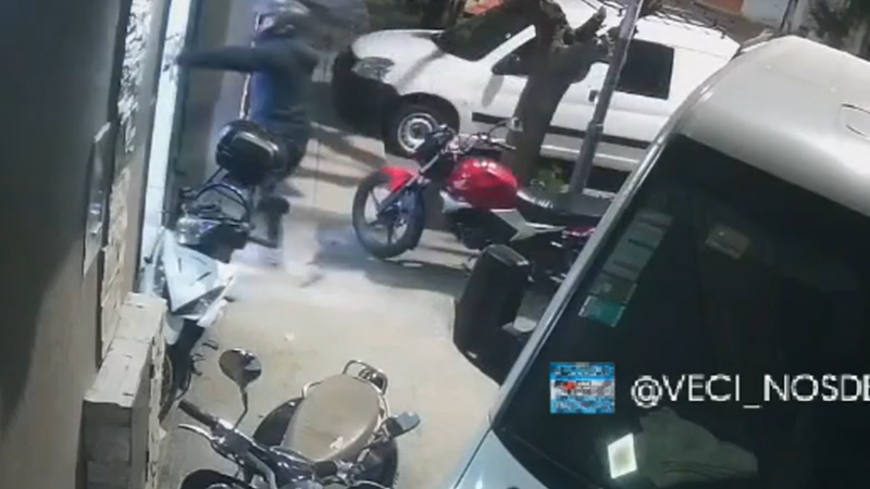 Una reacción desesperada: se colgó del ladrón para que no se llevara la moto