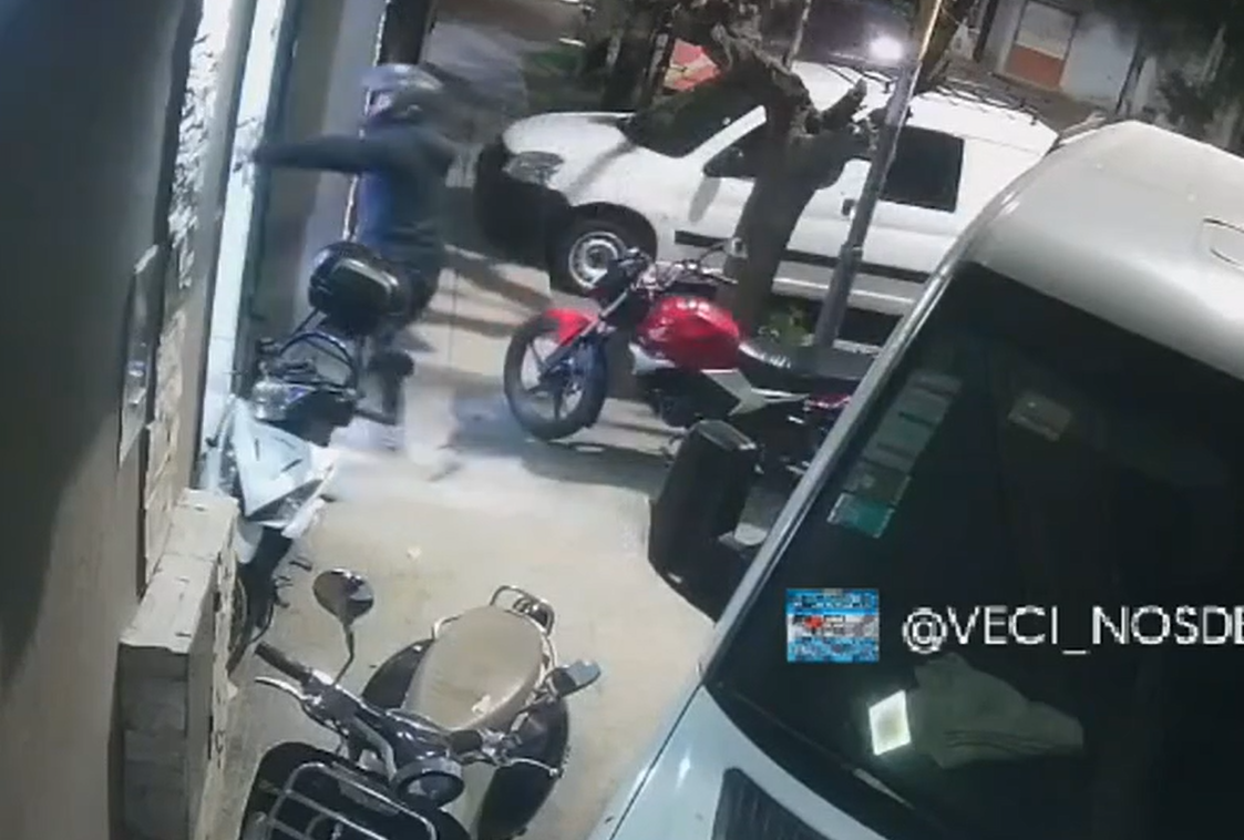 Una reacción desesperada: se colgó del ladrón para que no se llevara la moto