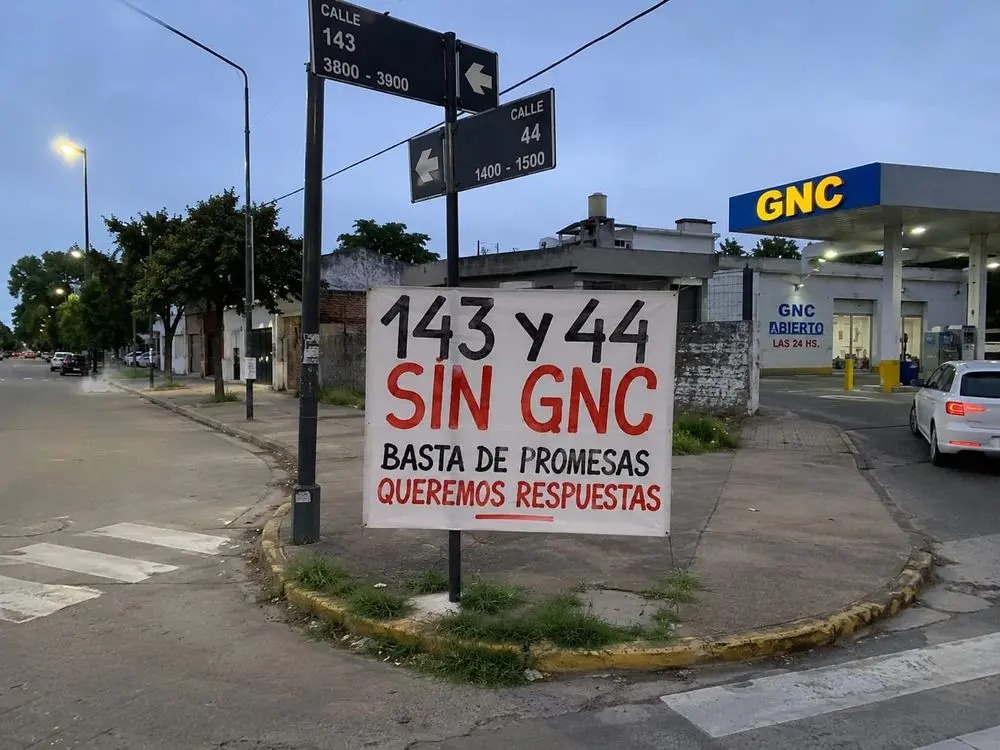 Colapso de surtidores en La Plata: la odisea de cargar GNC en medio del frío