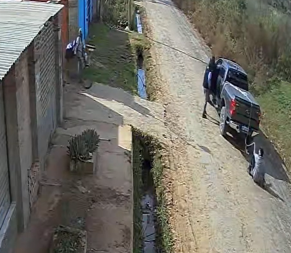 Locura en Zárate: Le robaron y ató y arrastró al ladrón con su camioneta
