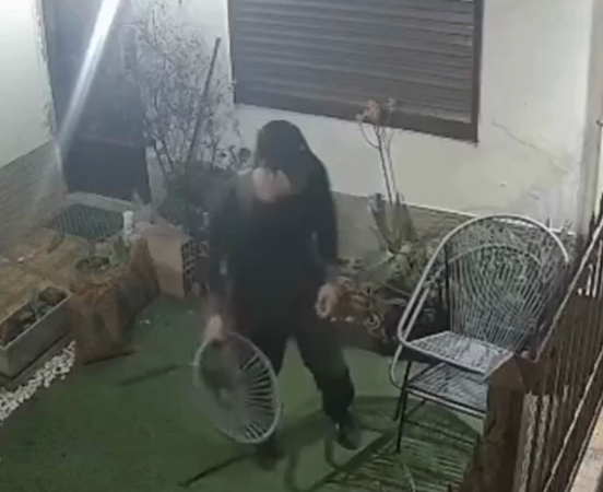 ¿Qué más se van a robar? Saltó la reja y se llevó un juego de jardín