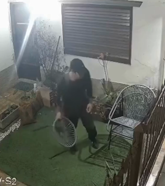 ¿Qué más se van a robar? Saltó la reja y se llevó un juego de jardín
