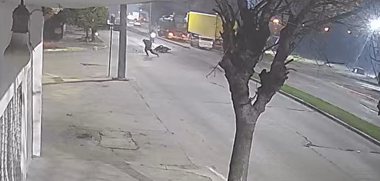 Imprudente y desalmado:lo chocó y lo dejó tirado en plena avenida