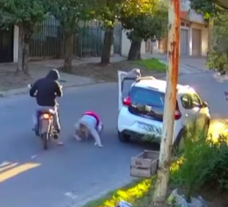 Villa Luzuriaga: la arrancaron del auto para robarle