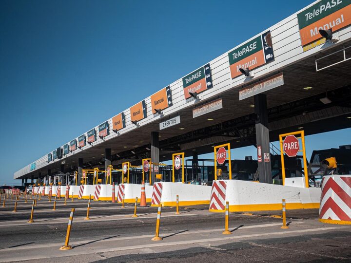 Llegan las vacaciones, suben los peajes