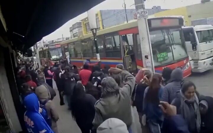 Tragedia en Moreno: un colectivo dio marcha atrás y mató a una mujer en una parada