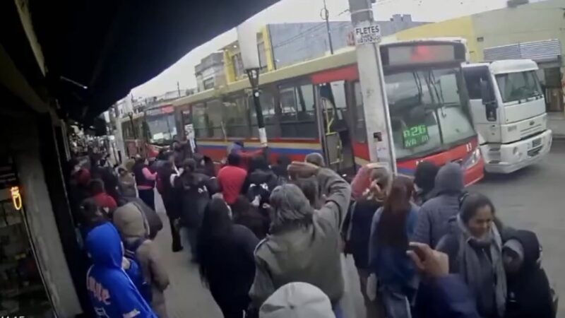 Tragedia en Moreno: un colectivo dio marcha atrás y mató a una mujer en una parada