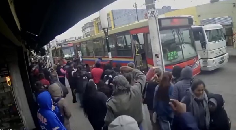 Tragedia en Moreno: un colectivo dio marcha atrás y mató a una mujer en una parada