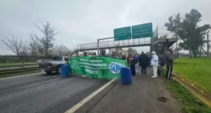 Corte en la Autopista Ezeiza-Cañuelas por el conflicto salarial en Cresta Roja