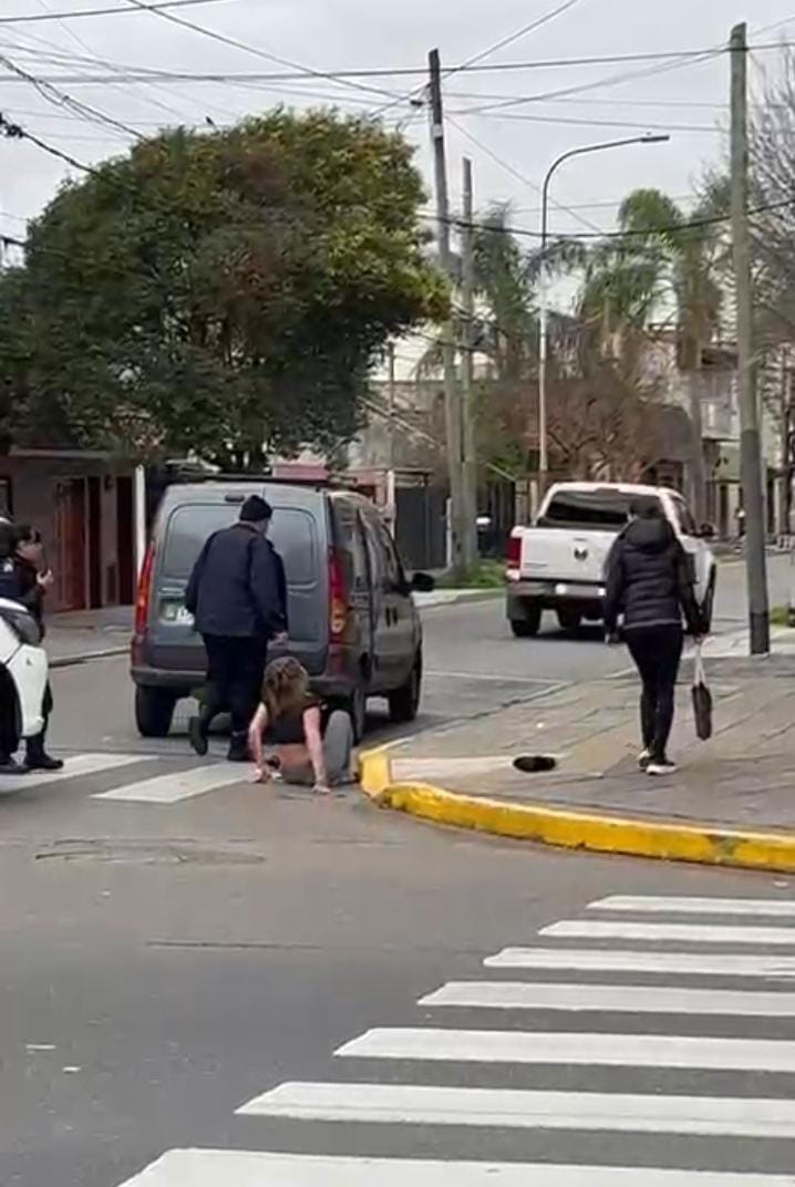 Una mujer se arrojó desde un balcón para escapar de ladrones y sufrió graves fracturas