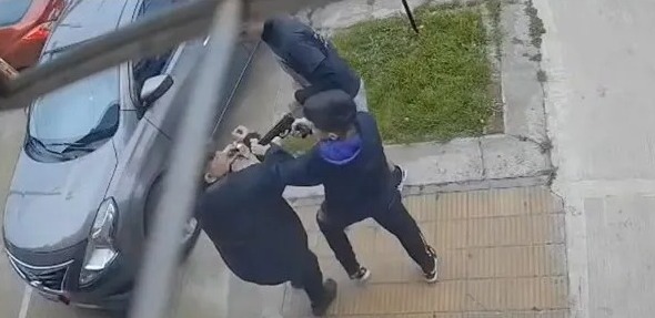 Tres delincuentes armados intentaron robarle el auto a una pareja