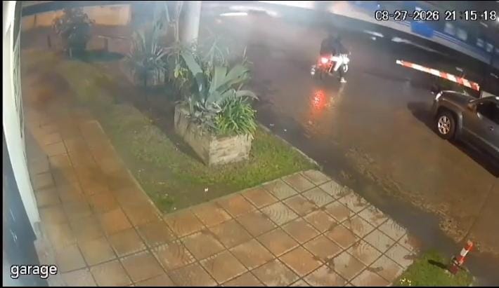Le robaron la moto a un repartidor y casi lo matan.