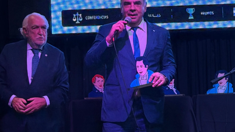 Premio Mariano Moreno a Luis Otero