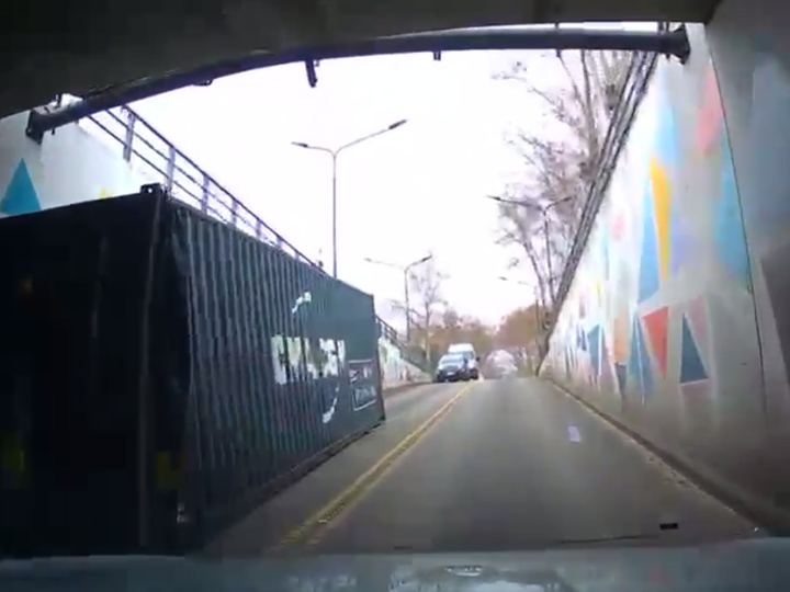 Extraño accidente en Quilmes: Pasó el camión, pero no la carga