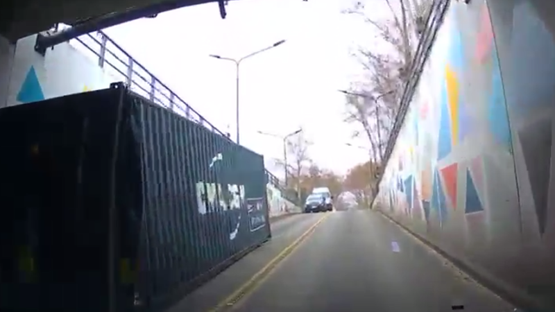 Extraño accidente en Quilmes: Pasó el camión, pero no la carga