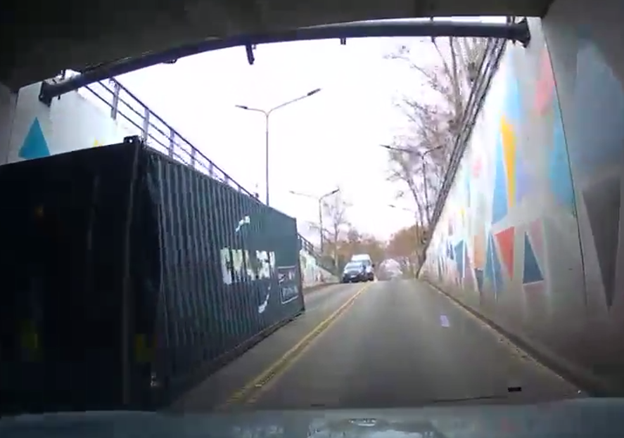 Extraño accidente en Quilmes: Pasó el camión, pero no la carga