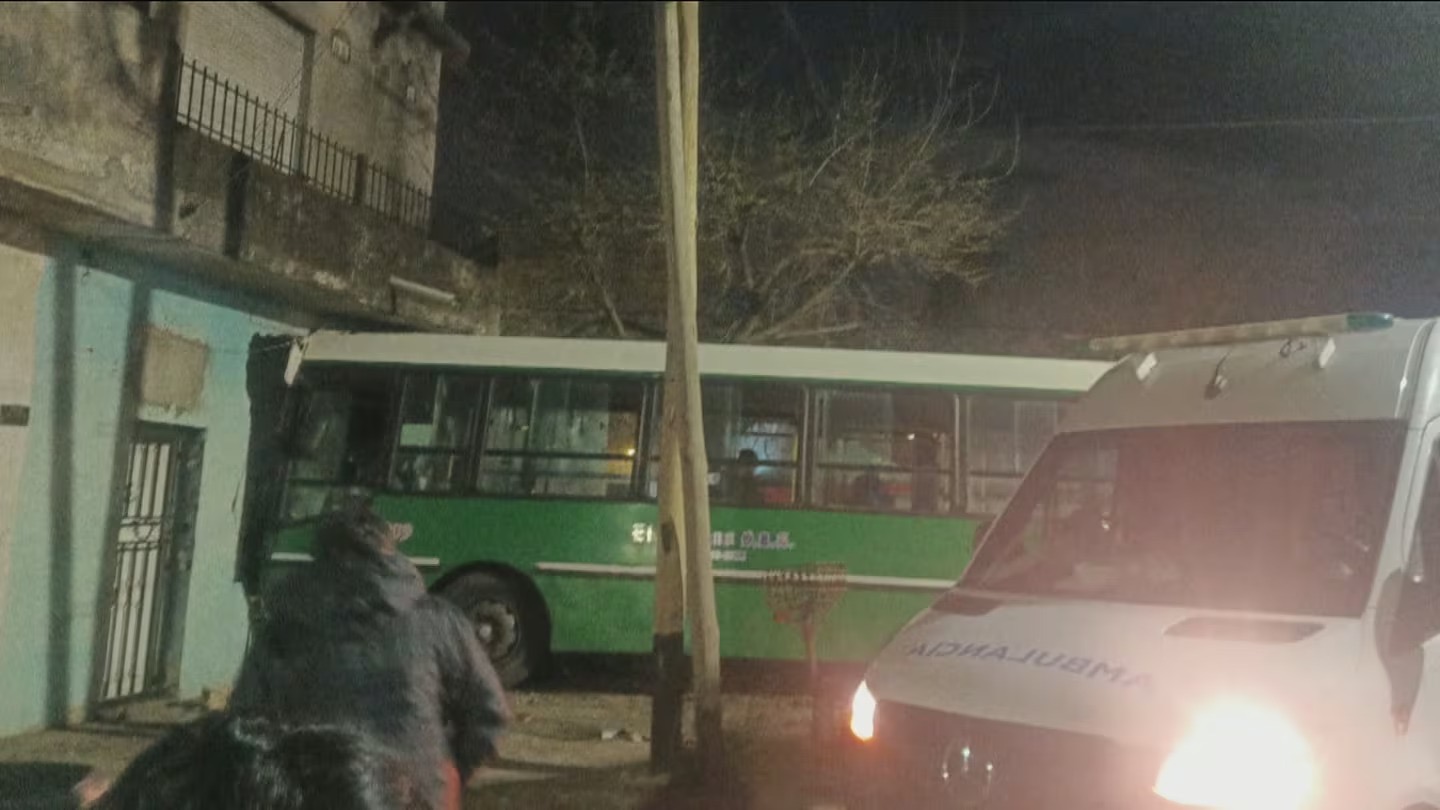 Tragedia en Temperley: a toda velocidad, sin pasajeros y sin control, un colectivero se incrustó en una casa y murió