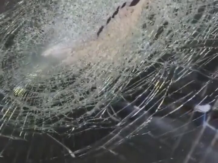 TE PUEDEN MATAR EN LA AUTOPISTA: LE TIRARON UNA PIEDRA DESDE UN PUENTE