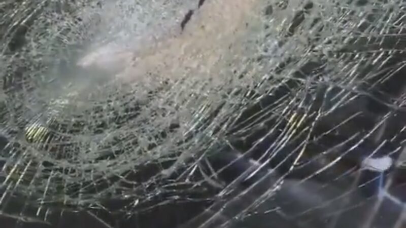 TE PUEDEN MATAR EN LA AUTOPISTA: LE TIRARON UNA PIEDRA DESDE UN PUENTE