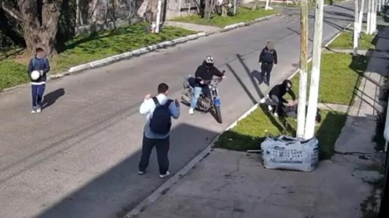 Motochorros apuntaron y golpearon a chicos a la salida de un colegio