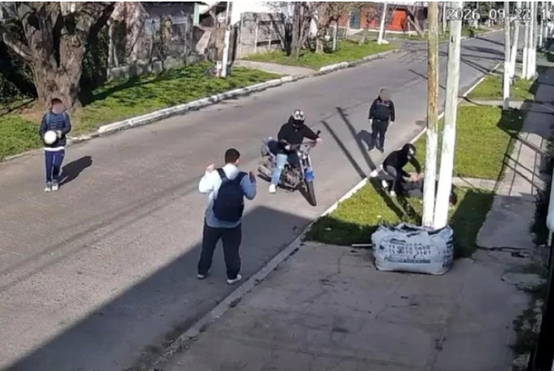 Motochorros apuntaron y golpearon a chicos a la salida de un colegio